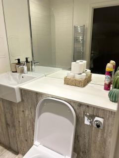 Spacious Central Manchester Apartment - Next To AO Arena & Picadilly Station - Local Attractions - Free Parking - 2