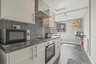 Spacious 4-Bedroom Home in Peaceful Coventry Spot - Parkside - 4