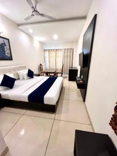 JB Residency Zirakpur Chandigarh !! Family Rooms ! lift ! Balcony ! Banquet ! Parking ! Top Rated & Most Awarded - Chandīgarh - 1