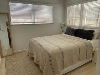 Own sunny quiet haven, own 1 bedroom house & garden with car park, central to Airport, CBD & Sylvia Park Mall - Auckland - 9