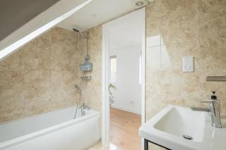 Luxury City House - 1 min from river - Parking - Sleeps 10 - 2