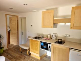 Private terrace, cosy appartement, ideal couple, bbq,relax, welcome, near La Clusaz, Grand Bornand, Annecy and lake, many sports and entertainment activities summer and winter - Les Villards-sur-Thônes - 5