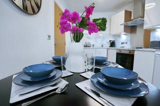 Stylish Apartment By Etihad Stadium with Free Parking - Pass the Keys - 6