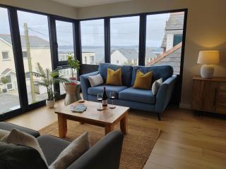 Modern open plan house, sea views and hot tub - 7