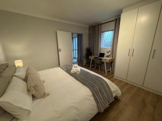 BelleVue Luxury Cottage - A serene waterfront escape! - Durbanville - 2