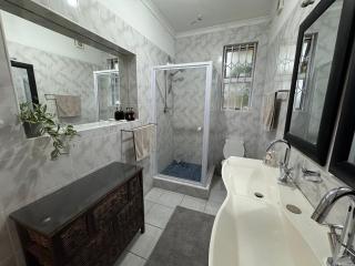 Serene waterfront escape! Luxury, King bed! - 5