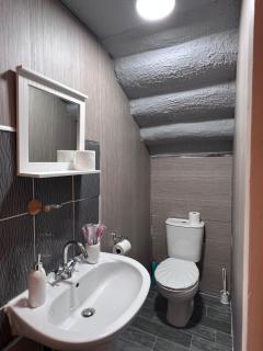 Cheerful 5 Bedroom House Close to Central West End and Parking - 1