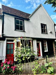 16th century cottage on historical church grounds - Waltham Abbey - 0