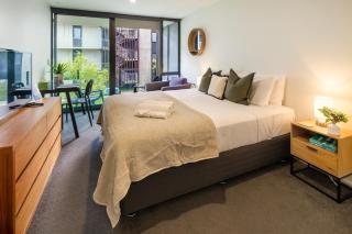 Charming Studio & 1 BR Retreat in CBD with Parking - Christchurch - 0
