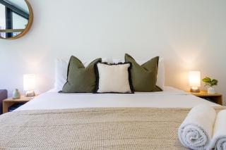 Charming Studio & 1 BR Retreat in CBD with Parking - Christchurch - 8