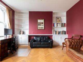 Pass the Keys Elegant 4BR House Parking Garden Library - 3