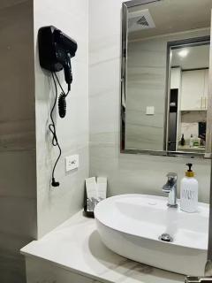 Baguio Condo - City Hub - Urban Oasis in Pines with Pool & Mountain View - Baguio City - 3