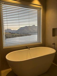 Takitimu Villa Remarkables View - Boutique Luxury, Private Bath with Stunning View - 8