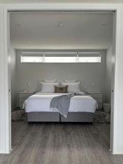 Takitimu Villa Remarkables View - Boutique Luxury, Private Bath with Stunning View - 5