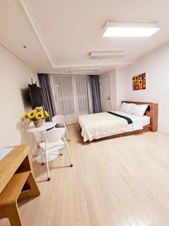 40 Queen, 2 minutes run to the beach, close to the sea, 5 minutes to Club D Oasis swimming pool, nice and long walk along the beach - Busan - 0