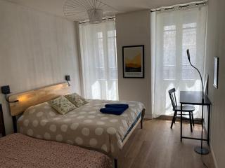 AU 6 RUE GERMES - CENTRAL & STANDING, traversant avec parking - Lits 180 King Size et 160 Queen Size - Linge de lit et de toilette inclus - Luchon - 2
