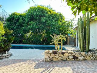 Sunny 1BR Hideaway with Shared Pool Oasis Lou2 UC - Los Angeles - 1
