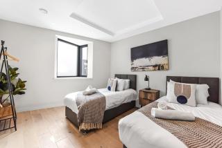 Sleek and Modern 4BR Ultimate London Getaway - 6