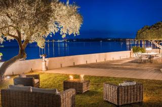 Magnificent Seafront Corfu Villa 5 En-Suite Bedrooms The Durrells House Historic Elegance Modern Luxuries Direct Beach Access Private, - - 3