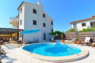 Charming apartment with balcony and pool - Peroj - 9
