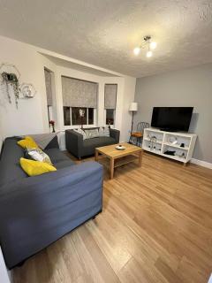 Tattenhoe Apartment - 8 minutes drive to City Centre - Free Parking, Self-Check-in, Fast Wifi and Smart TV by Yoko Property - Milton Keynes - 2