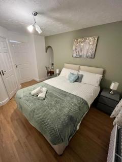 Tattenhoe Apartment - 8 minutes drive to City Centre - Free Parking, Self-Check-in, Fast Wifi and Smart TV by Yoko Property - Milton Keynes - 9