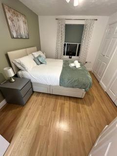 Tattenhoe Apartment - 8 minutes drive to City Centre - Free Parking, Self-Check-in, Fast Wifi and Smart TV by Yoko Property - Milton Keynes - 0