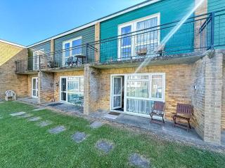 Great 3 Bedroom Chalet To Hire With In Hemsby, Great Seaside Break! Ref 18194B - Hemsby - 0