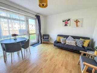 Superb Chalet, Sleeps 8, Nearby Hemsby Beach In Norfolk Ref 18193B - 3