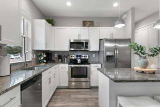 Canopy Couplet - 2 Upscale Condos by Main St - 6