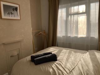 3 Bed Stay in Walsall Wood, Well Situated, 2 Double Beds, 2 Single Beds, Contractor Vans Suited Free Parking with Good Local Amenities - Brownhills - 5
