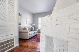 HISTORIC DOWNTOWN KING BED COTTAGE- PARKING and PATIO - 6