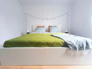 Play and Relax in Lake-Parkside Cozy Family Retreat - Jegenye Cottage - Zamárdi - 4