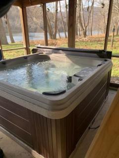 Barney's Retreat- A rustic cabin right on the river with hot tub! - Luray - 9