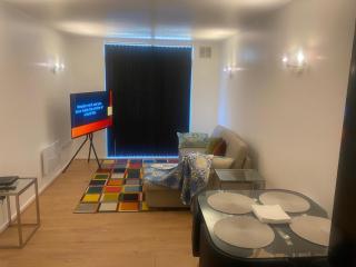 Cozy Entire Apartment with Free onsite Parking, 2-Min Walk to Barking Station - 6