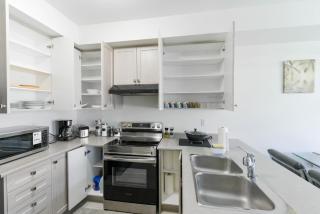 Entire Home 15 Mins From Falls perfect for 6 to 8 guests - Thorold - 2