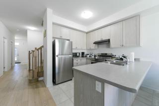 Entire Home 15 Mins From Falls perfect for 6 to 8 guests - Thorold - 4