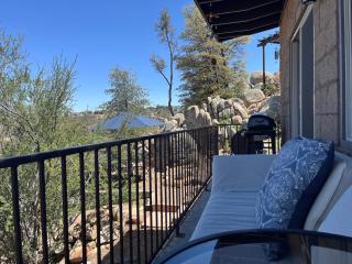 Eagles Nest Casita Luxury king memory foam bed feather pillows & duvet Amazing views, private balcony, Great location & Dog friendly - Prescott - 3