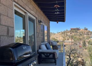 Eagles Nest Casita Luxury king memory foam bed feather pillows & duvet Amazing views, private balcony, Great location & Dog friendly - Prescott - 4