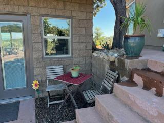 Eagles Nest Casita Luxury king memory foam bed feather pillows & duvet Amazing views, private balcony, Great location & Dog friendly - Prescott - 6