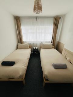 3 Bed Stay in Walsall Wood, Well Situated, 2 Double Beds, 2 Single Beds, Contractor Vans Suited Free Parking with Good Local Amenities - Brownhills - 4