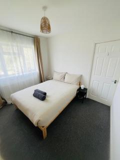 3 Bed Stay in Walsall Wood, Well Situated, 2 Double Beds, 2 Single Beds, Contractor Vans Suited Free Parking with Good Local Amenities - Brownhills - 6