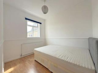 Spacious 4 Bedroom Apartment in Ealing - Brentford - 3
