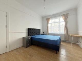 Spacious 4 Bedroom Apartment in Ealing - Brentford - 5