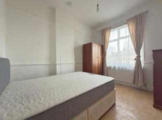 Spacious 4 Bedroom Apartment in Ealing - Brentford - 1