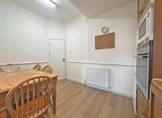 Spacious 4 Bedroom Apartment in Ealing - Brentford - 7