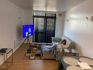 Cozy Entire Apartment with Free onsite Parking, 2-Min Walk to Barking Station - 7