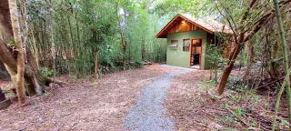 Cabana de madeira entre as árvores - 6