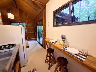 Cabana de madeira entre as árvores - 3