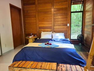 Cabana de madeira entre as árvores - 2